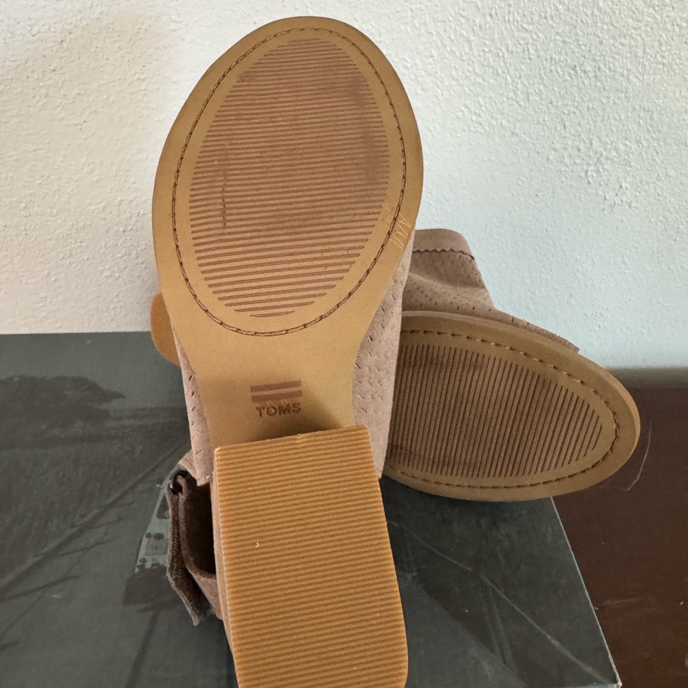 Toms Grenada Women's Taupe/Gray Sandals Suede/Perforated. 10 - Picture 5 of 8